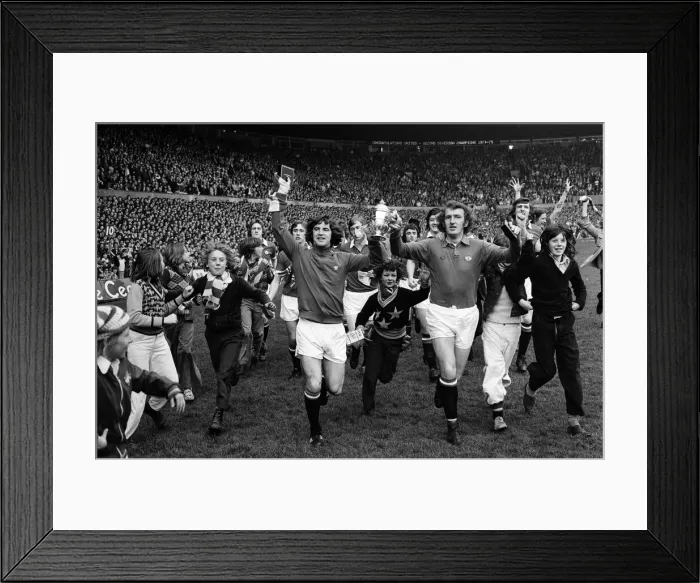 Framed Print : Manchester United v Blackpool, League Division Two, final score 4-0 to Manchester United Framed Print : Manchester United v Blackpool, League Division Two, final score 4-0 to Manchester United