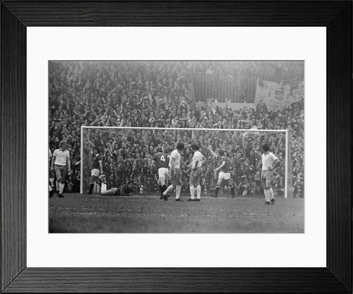 Framed Print : Manchester United v Blackpool, League Division Two, final score 4-0 to Manchester United Framed Print : Manchester United v Blackpool, League Division Two, final score 4-0 to Manchester United