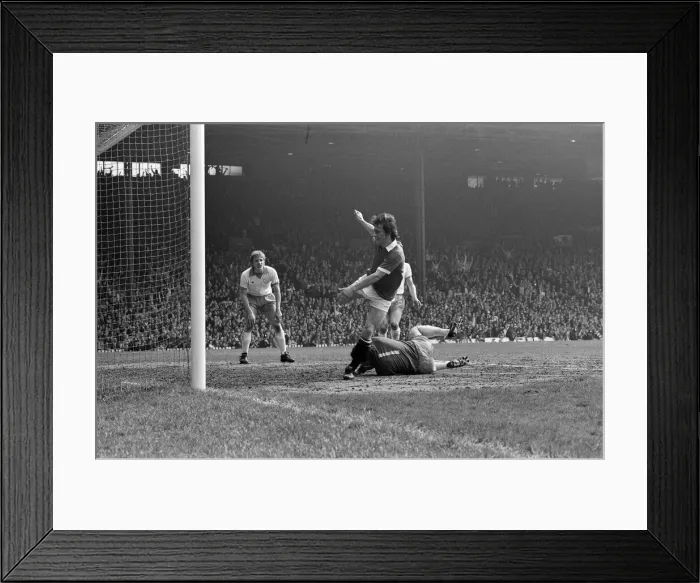 Framed Print : Manchester United v Blackpool, League Division Two, final score 4-0 to Manchester United Framed Print : Manchester United v Blackpool, League Division Two, final score 4-0 to Manchester United