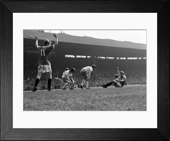 Framed Print : Manchester United v Blackpool, League Division Two, final score 4-0 to Manchester United Framed Print : Manchester United v Blackpool, League Division Two, final score 4-0 to Manchester United