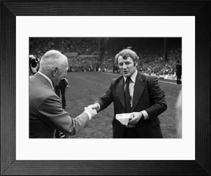 Framed Print : Manchester United v Blackpool, League Division Two, final score 4-0 to Manchester United Framed Print : Manchester United v Blackpool, League Division Two, final score 4-0 to Manchester United