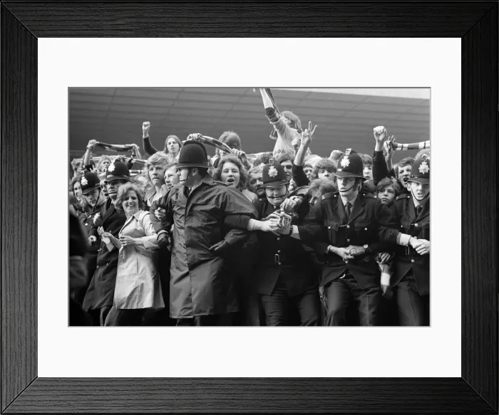 Framed Print : Manchester United v Blackpool, League Division Two, final score 4-0 to Manchester United Framed Print : Manchester United v Blackpool, League Division Two, final score 4-0 to Manchester United