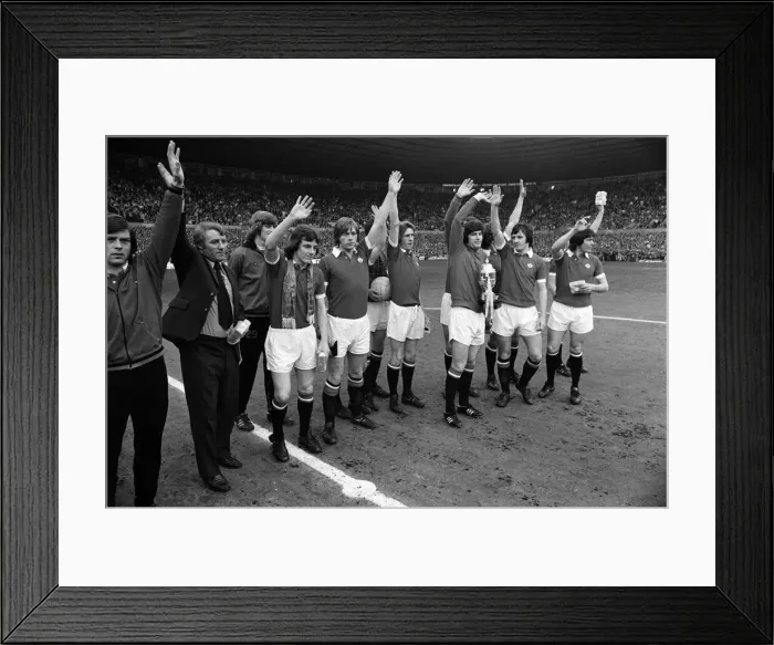 Framed Print : Manchester United v Blackpool, League Division Two, final score 4-0 to Manchester United Framed Print : Manchester United v Blackpool, League Division Two, final score 4-0 to Manchester United