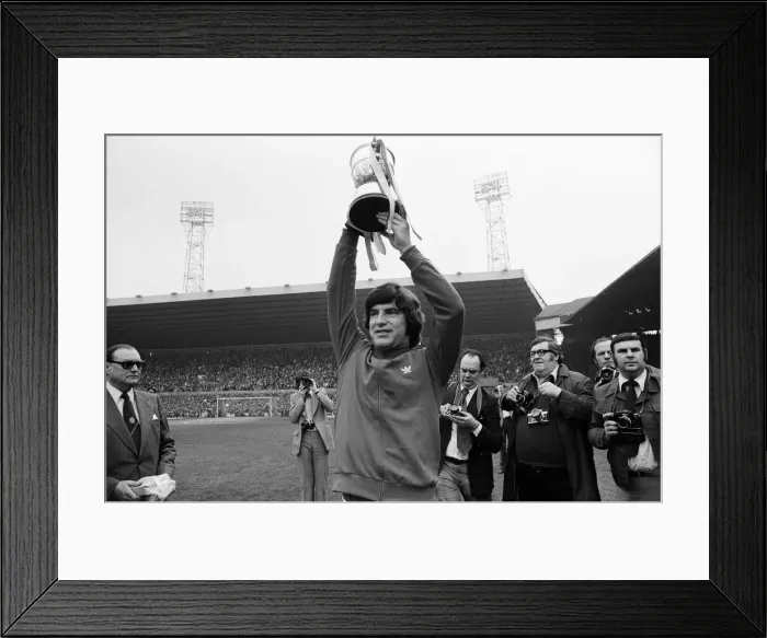 Framed Print : Manchester United v Blackpool, League Division Two, final score 4-0 to Manchester United Framed Print : Manchester United v Blackpool, League Division Two, final score 4-0 to Manchester United