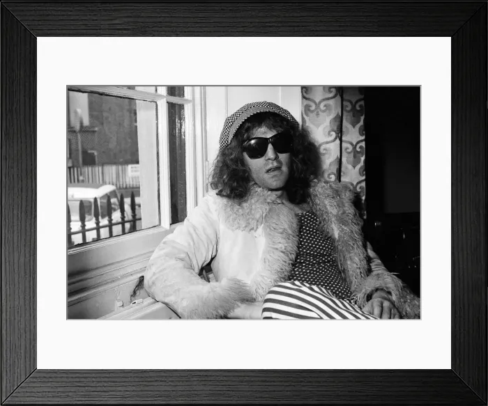 Framed Print : Lead singer of Mott the Hoople, Ian Hunter. 9th November 1973 Framed Print : Lead singer of Mott the Hoople, Ian Hunter. 9th November 1973
