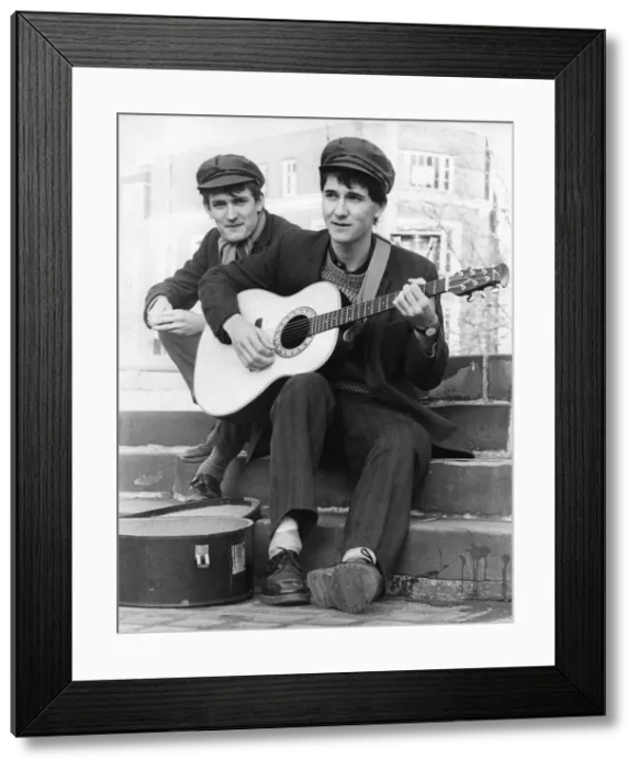 Framed Print : Paul Heaton (left) and Stan Cullimore perform on Hull Framed Print : Paul Heaton (left) and Stan Cullimore perform on Hull
