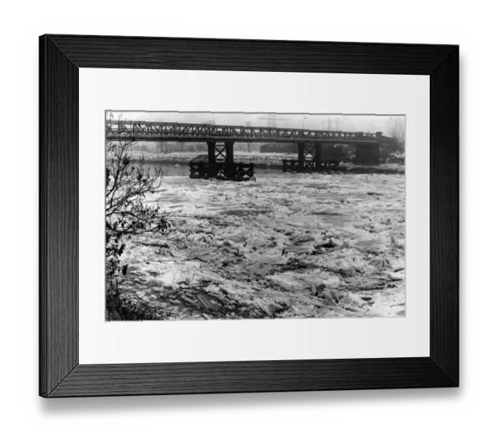 Framed Print : The frozen River Tyne, Newcastle. January 1982