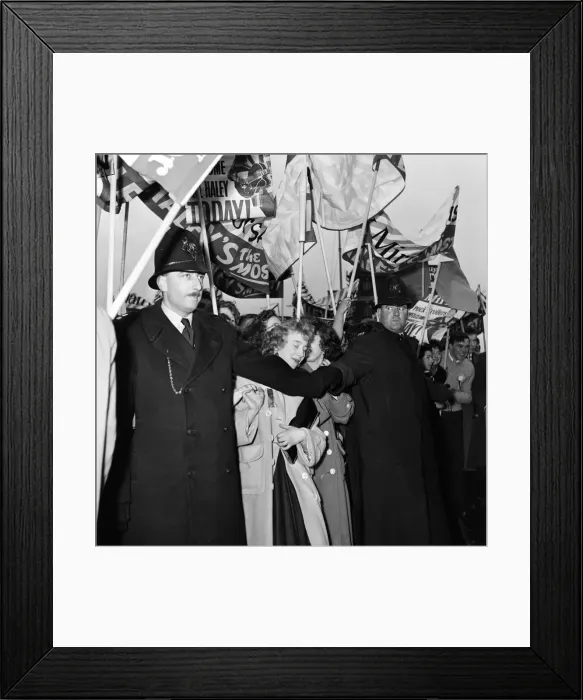 Framed Print : Fans awaiting the Bill Haley Daily Mirror Rock n Roll Special train to Waterloo Framed Print : Fans awaiting the Bill Haley Daily Mirror Rock n Roll Special train to Waterloo