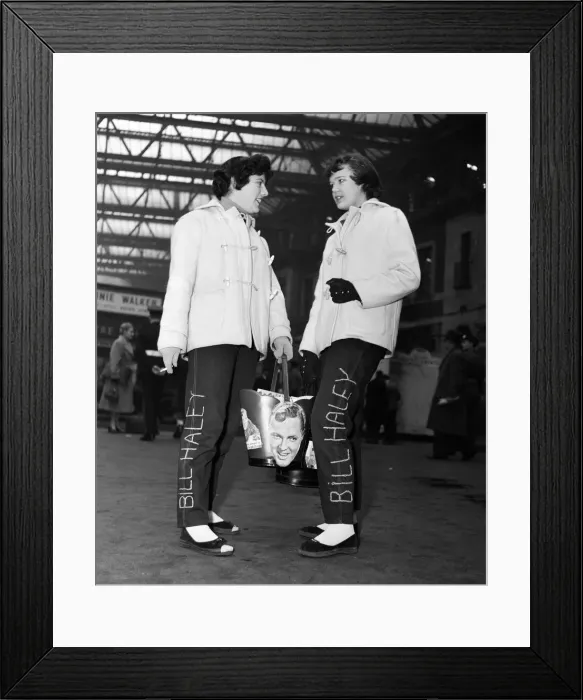 Framed Print : Fans awaiting the Bill Haley Daily Mirror Rock n Roll Special train to Waterloo