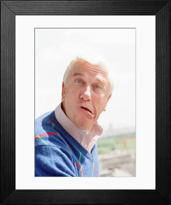 Framed Print : Leslie Nielsen, Canadian actor and comedian, pictured Thursday 24th May 1990 Framed Print : Leslie Nielsen, Canadian actor and comedian, pictured Thursday 24th May 1990
