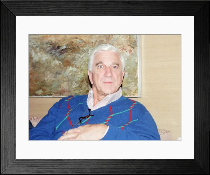 Framed Print : Leslie Nielsen, Canadian actor and comedian, pictured Thursday 24th May 1990 Framed Print : Leslie Nielsen, Canadian actor and comedian, pictured Thursday 24th May 1990