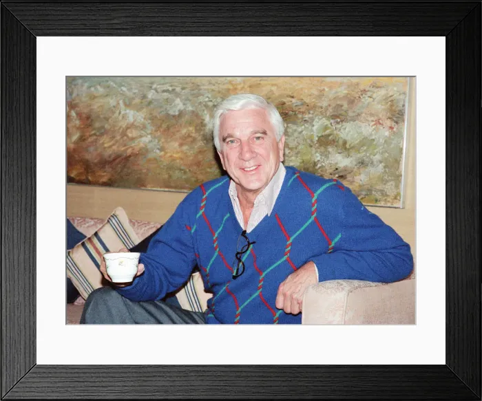 Framed Print : Leslie Nielsen, Canadian actor and comedian, pictured Thursday 24th May 1990 Framed Print : Leslie Nielsen, Canadian actor and comedian, pictured Thursday 24th May 1990