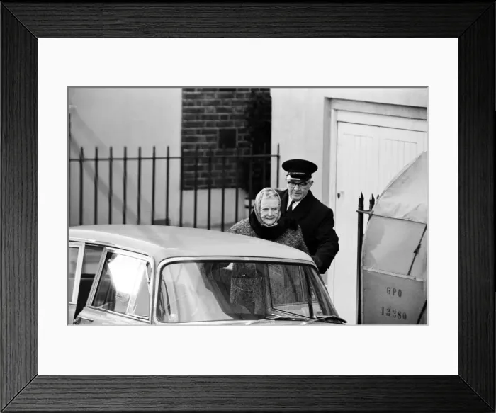 Framed Print : Lady Churchill takes a drive while a large crowd waited outside 28 Hyde Park Gate, London Framed Print : Lady Churchill takes a drive while a large crowd waited outside 28 Hyde Park Gate, London
