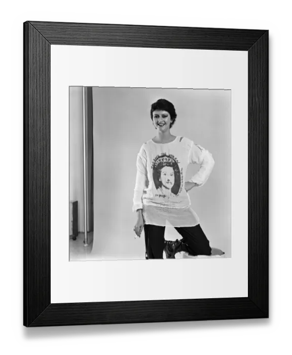 Framed Print : Punk fashion follower wearing a Sex Pistols t-shirt. 18th November 1977 Framed Print : Punk fashion follower wearing a Sex Pistols t-shirt. 18th November 1977