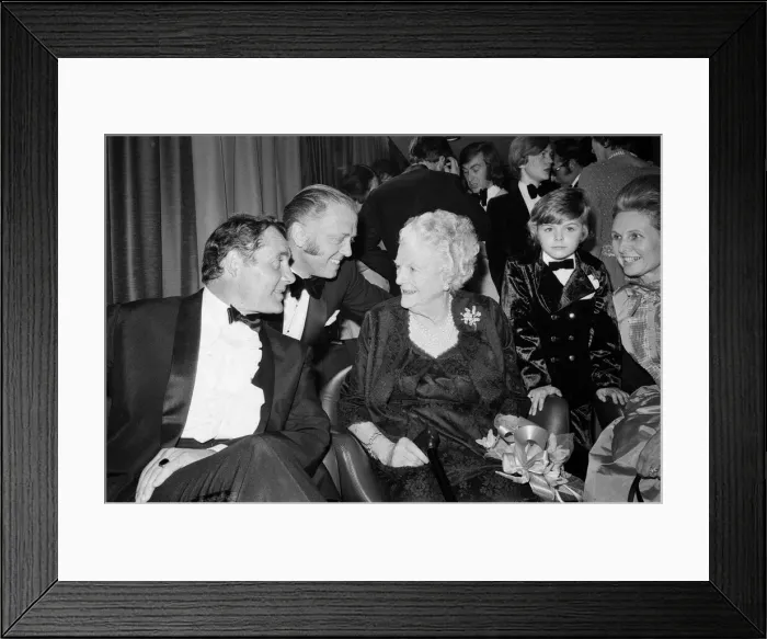 Framed Print : Young Winston'film premiere at the Odeon Leicester Square
