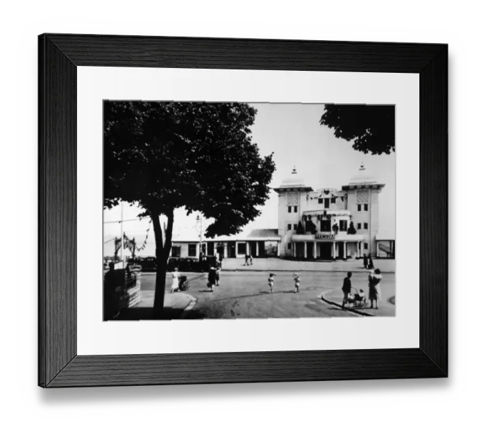 Framed Print : Penarth Pier is a Victorian era pier in the town of Penarth, Vale of Glamorgan Framed Print : Penarth Pier is a Victorian era pier in the town of Penarth, Vale of Glamorgan