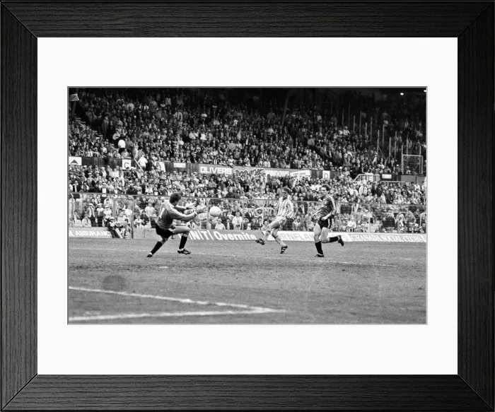 Framed Print : F. A. Youth Cup Final at Highfield Road. Coventry City 1 - 0 Charlton Athletic