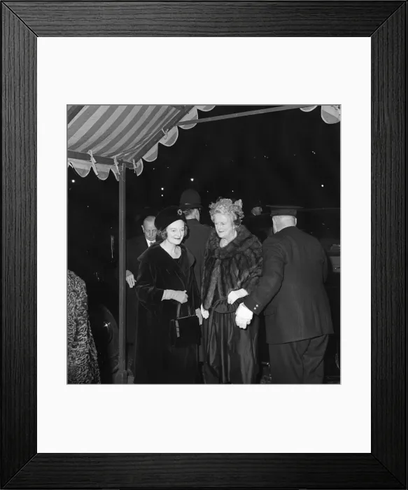 Framed Print : Lady Churchill pictured at the wedding of of granddaughter Edwina Sandys to Piers Dixon