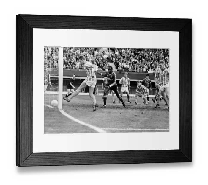 Framed Print : F. A. Youth Cup Final at Highfield Road. Coventry City 1 - 0 Charlton Athletic