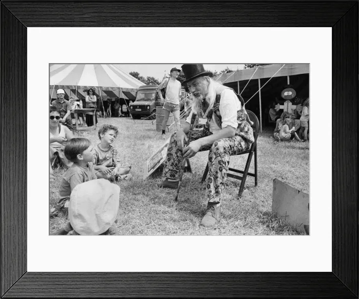 Framed Print : Glastonbury Festival 1994. General scenes. A wise old man entertains Framed Print : Glastonbury Festival 1994. General scenes. A wise old man entertains