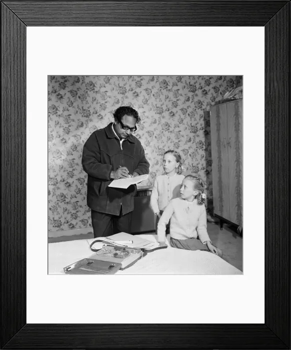 Framed Print : The Pollock twins, Gillian and Jennifer. Their father believes they are reincarnations of Framed Print : The Pollock twins, Gillian and Jennifer. Their father believes they are reincarnations of