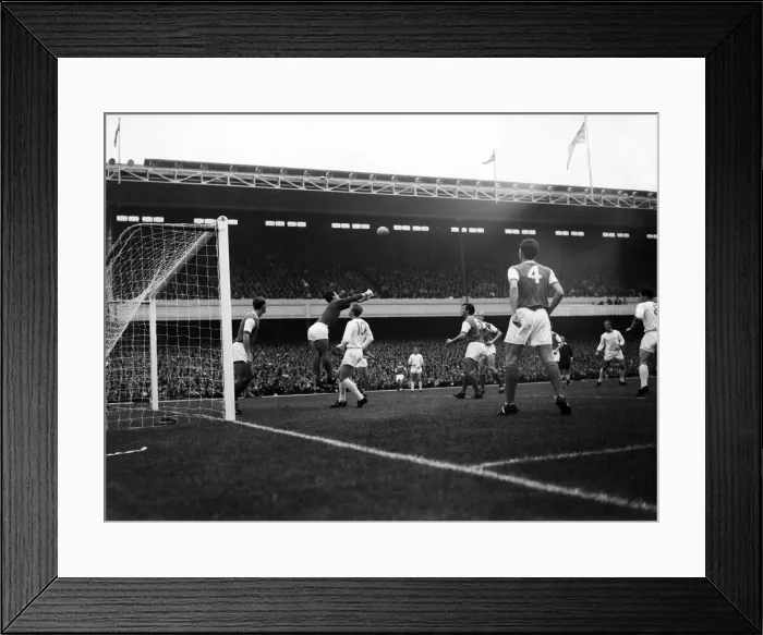 Framed Print : Arsenal v Manchester United, League Division One, played at Highbury Framed Print : Arsenal v Manchester United, League Division One, played at Highbury