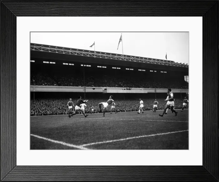 Framed Print : Arsenal v Manchester United, League Division One, played at Highbury Framed Print : Arsenal v Manchester United, League Division One, played at Highbury