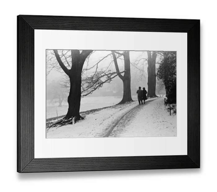 Framed Print : A couple walking in a snowy Regents Park London. 21st January 1942
