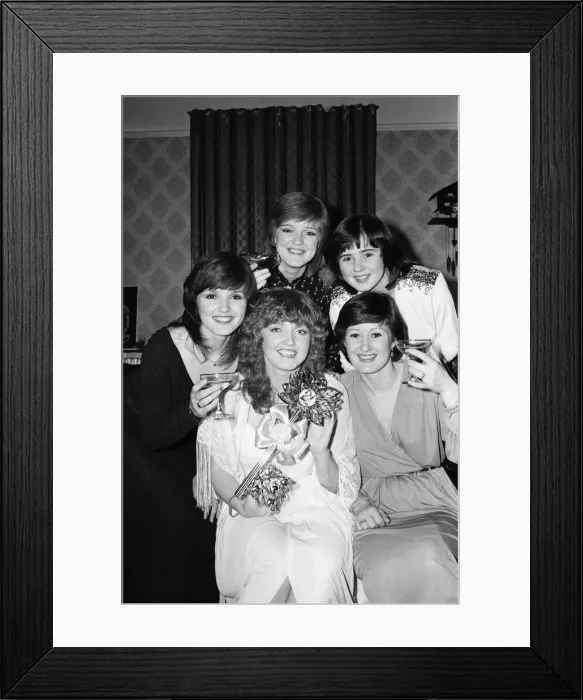 Framed Print : Linda Nolan celebrates her 21st birthday at home in Ilford with her sisters Maureen Framed Print : Linda Nolan celebrates her 21st birthday at home in Ilford with her sisters Maureen