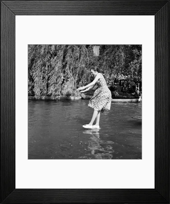 Framed Print : An Oxford and Cambridge boat race with a difference. It is the annual Punt Relay Race Framed Print : An Oxford and Cambridge boat race with a difference. It is the annual Punt Relay Race