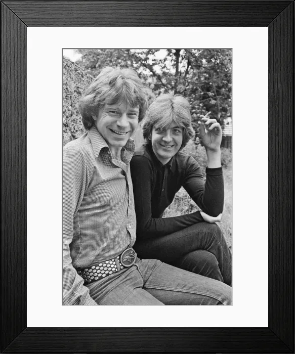 Framed Print : Nick Lowe dark shirt) and Dave Edmunds (in lighter shirt) pictured together in 1979