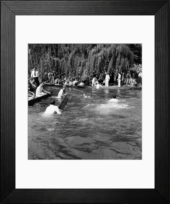 Framed Print : An Oxford and Cambridge boat race with a difference. It is the annual Punt Relay Race Framed Print : An Oxford and Cambridge boat race with a difference. It is the annual Punt Relay Race