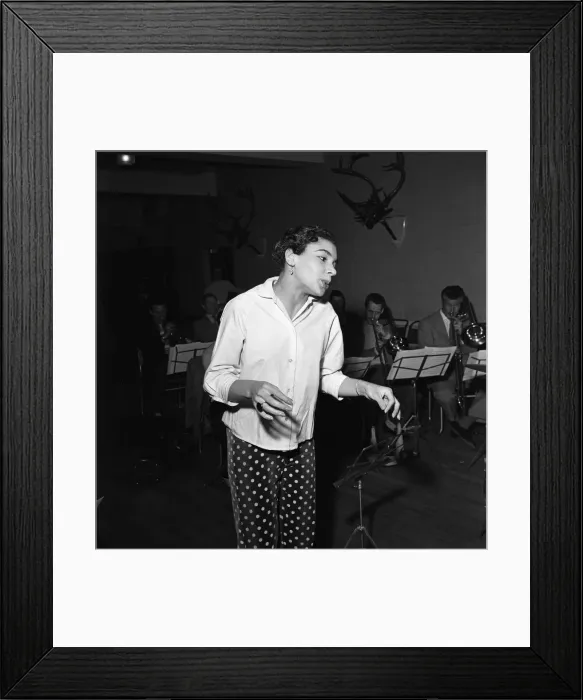 Framed Print : Shirley Bassey rehearsing for ITVs Frankie Howerd Show at ITV rehearsal studios in