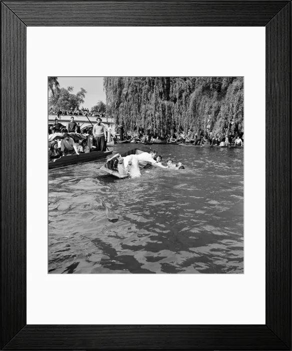 Framed Print : An Oxford and Cambridge boat race with a difference. It is the annual Punt Relay Race Framed Print : An Oxford and Cambridge boat race with a difference. It is the annual Punt Relay Race