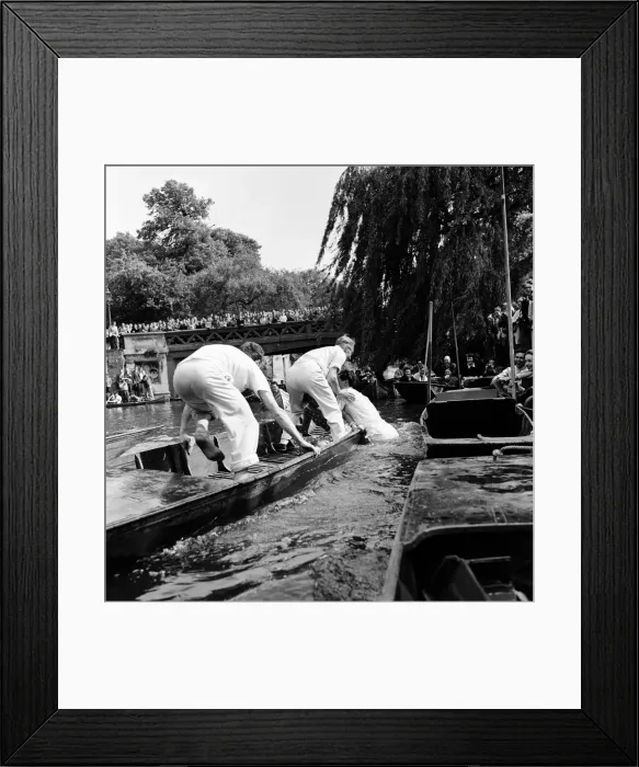 Framed Print : An Oxford and Cambridge boat race with a difference. It is the annual Punt Relay Race Framed Print : An Oxford and Cambridge boat race with a difference. It is the annual Punt Relay Race