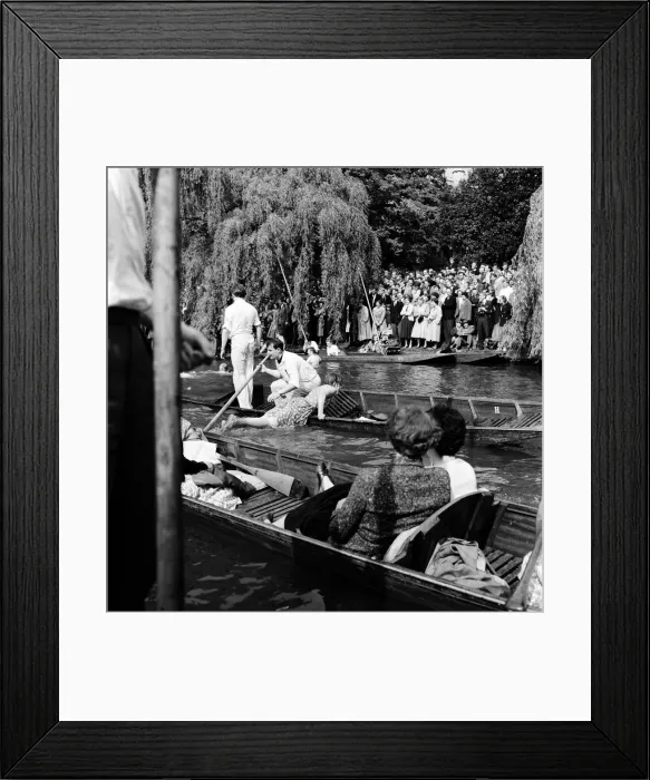 Framed Print : An Oxford and Cambridge boat race with a difference. It is the annual Punt Relay Race Framed Print : An Oxford and Cambridge boat race with a difference. It is the annual Punt Relay Race