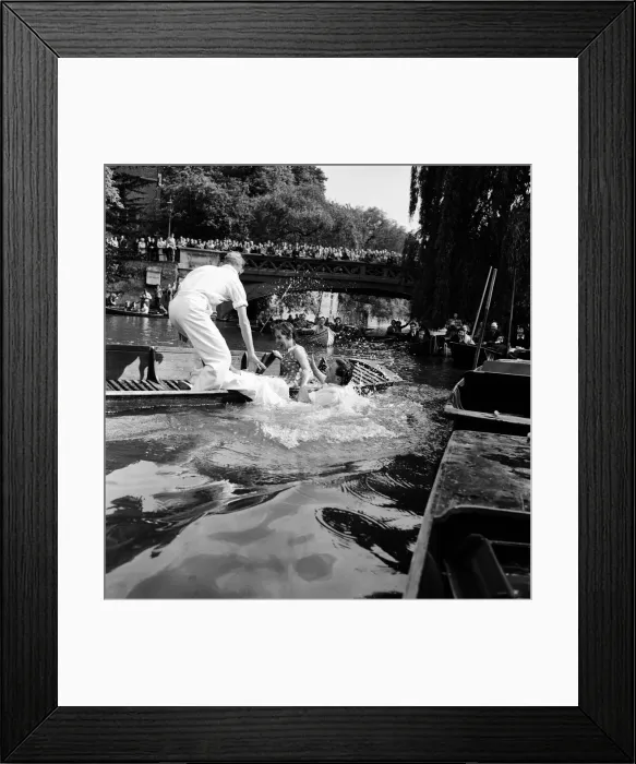 Framed Print : An Oxford and Cambridge boat race with a difference. It is the annual Punt Relay Race Framed Print : An Oxford and Cambridge boat race with a difference. It is the annual Punt Relay Race