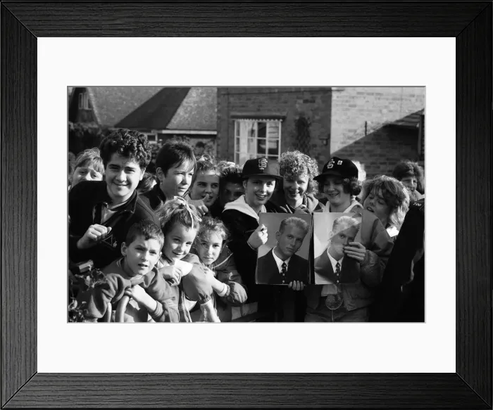 Framed Print : Bros stars Matt and Luke Goss go for tea at the home of 16-year-old fan Claire Austin in