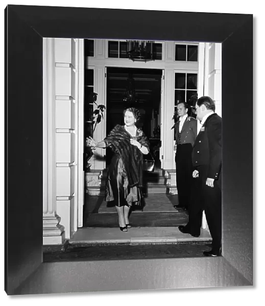 Queen Elizabeth The Queen Mother leaves Clarence House after visiting her grandson