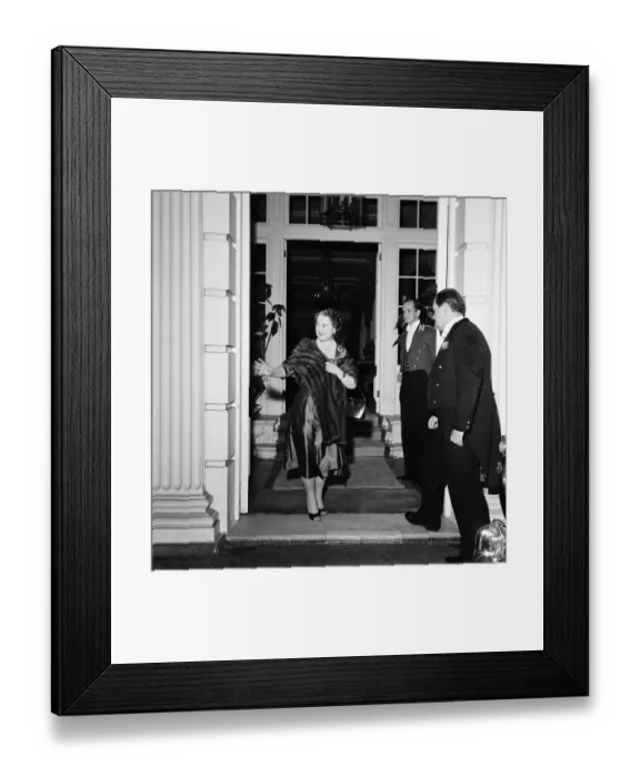 Framed Print : Queen Elizabeth The Queen Mother leaves Clarence House after visiting her grandson Framed Print : Queen Elizabeth The Queen Mother leaves Clarence House after visiting her grandson