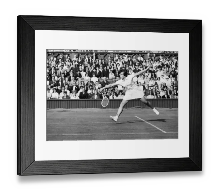 Framed Print : Billie Jean King (USA) vs Britains Winnie Shaw during there Centre Court Women