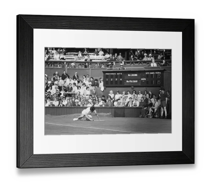 Framed Print : Billie Jean King (USA) vs Britains Winnie Shaw during there Centre Court Women