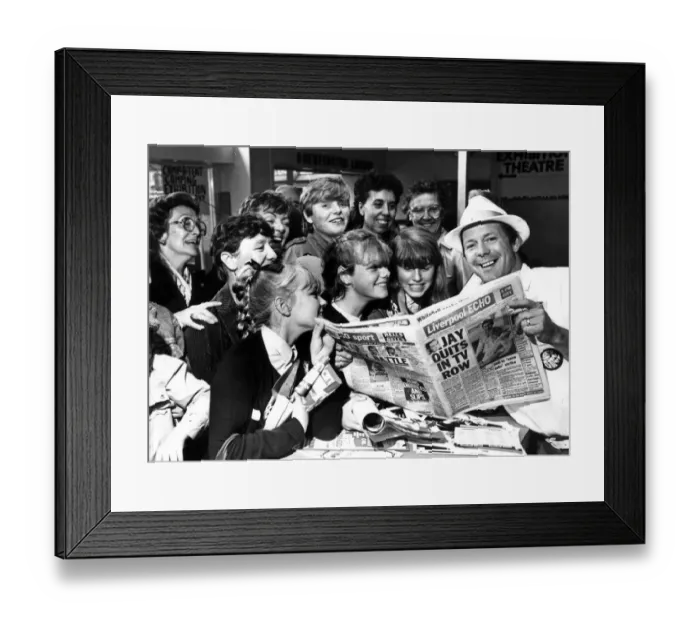 Framed Print : DJ Billy Butler shows off the new style of tabloid Liverpool Echo to visitors to the Echo Framed Print : DJ Billy Butler shows off the new style of tabloid Liverpool Echo to visitors to the Echo