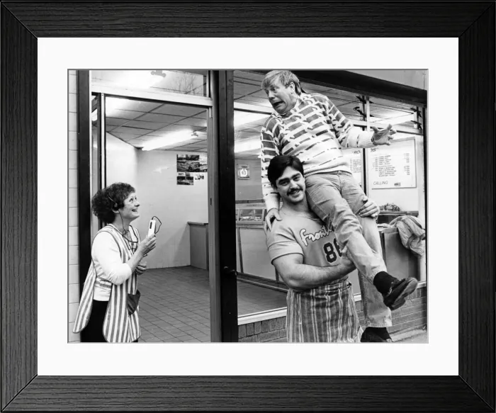 Framed Print : Billy Butler meets his match at the Whitechapel chippie. 9th January 1987 Framed Print : Billy Butler meets his match at the Whitechapel chippie. 9th January 1987