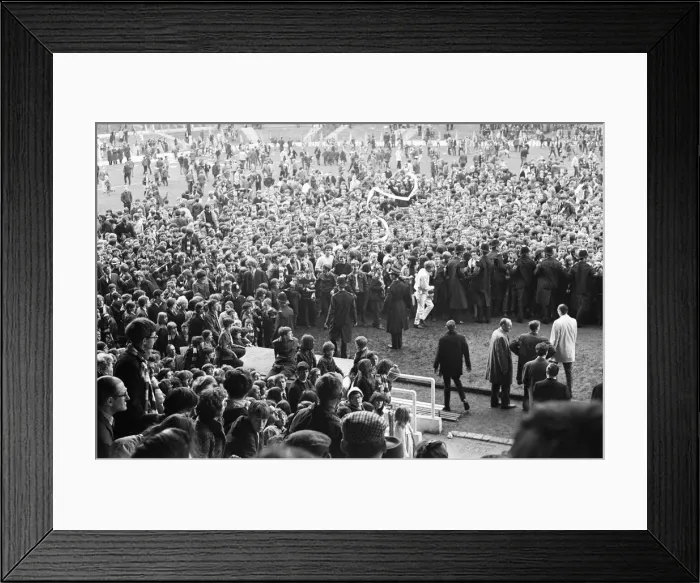 Framed Print : Manchester United 3-2 Leicester City, Division One match at Old Trafford Framed Print : Manchester United 3-2 Leicester City, Division One match at Old Trafford