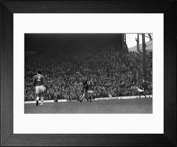 Framed Print : Manchester United 3-2 Leicester City, Division One match at Old Trafford Framed Print : Manchester United 3-2 Leicester City, Division One match at Old Trafford