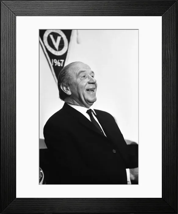 Framed Print : Sir Matt Busby, announces his resignation as Manager of Manchester United at press