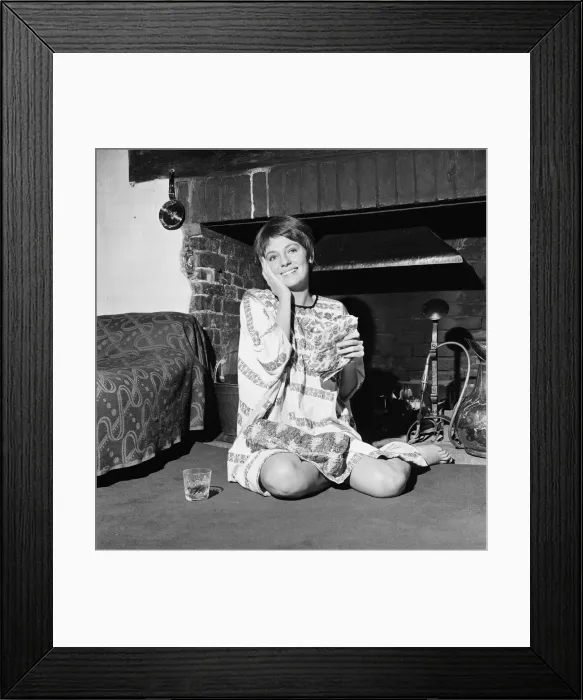 Framed Print : Relaxing at her mothers country home near Reading, was 22-year-old actress Framed Print : Relaxing at her mothers country home near Reading, was 22-year-old actress