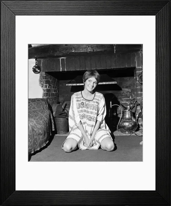 Framed Print : Relaxing at her mothers country home near Reading, was 22-year-old actress Framed Print : Relaxing at her mothers country home near Reading, was 22-year-old actress