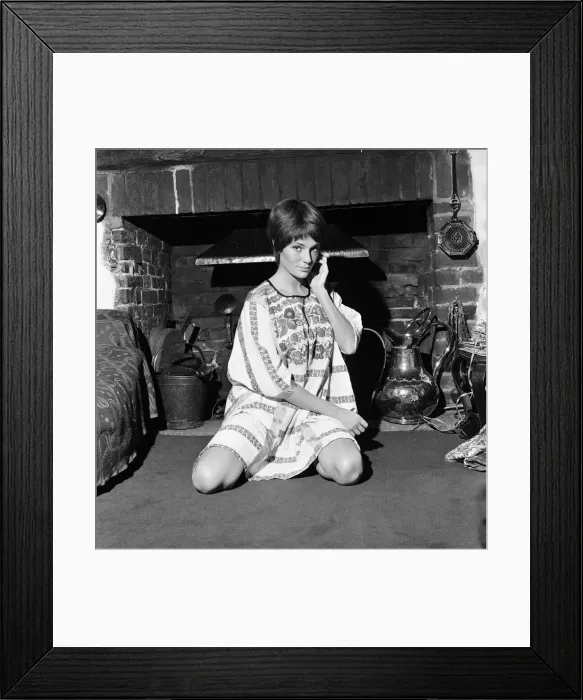 Framed Print : Relaxing at her mothers country home near Reading, was 22-year-old actress Framed Print : Relaxing at her mothers country home near Reading, was 22-year-old actress